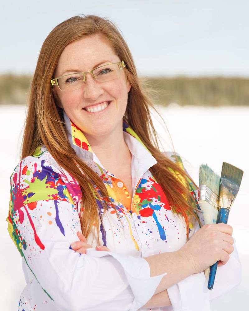 Homme avec un sweat à capuche noir face à une femme